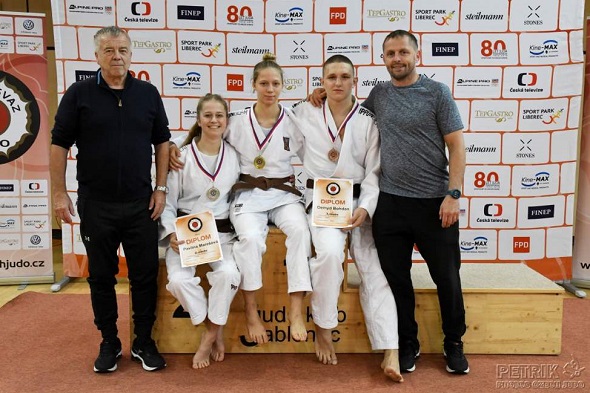 Medailisté Judo SG Plzeň s trenéry.jpg
